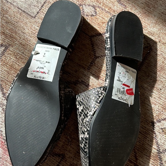 Never worn slides - Picture 3 of 3